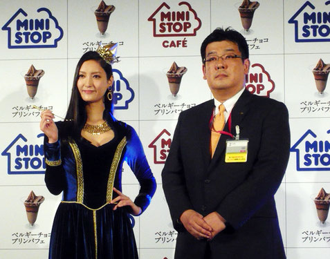 ベルギーチョコプリンパフェのCMに出演する菜々緒さんと堀田昌嗣取締役