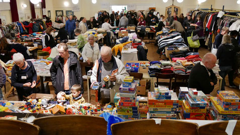 Auf dem Herbstflohmarkt gab es diesmal ein besonders großes Angebot an Klei­dung, Schu­hen, Tasch­en,  Tisch- und Bett­wäsche, Spielwaren und Kinderbücher.