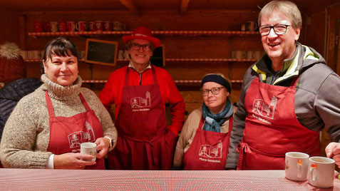 Zweiter Advent-Sonntag: nach dem Käntner Männerchor hatte das Punschhüttenteam sehr viel zu tun, kaum Zeit für ein Foto.