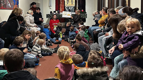 Bei der Nikolausfeier am 6.Dezember 2024 kamen viele Kinder mit Eltern und die Kapelle war voll.