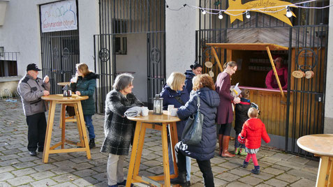 Zweiter Advent-Sonntag: die Besucher konnten den Punsch in der Sonne genießen.