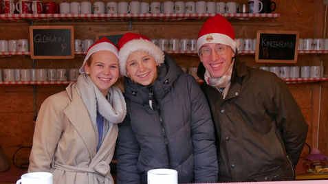 Erster Advent-Sonntag: so wie am Samstag Abend stellte die Jugend wieder das Punschhüttenteam.