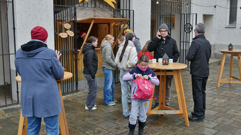 Vierter Advent-Sonntag: nach der Sternsinger Probe kamen noch einige Sternsinger zur Punschhütte.
