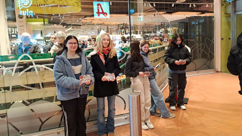 An 2 Tagen stehen Firmlinge beim Eingang zum Interspar und bitten Kunden ein Lebensmittel für die Aktion Kilo mit einzukaufen. Foto von der Aktion Kilo im Jänner 2025.