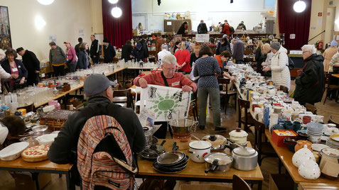 Beim Frühjahres-Flohmarkt gibt es ein großes Angebot an Bü­chern, CDs, DVDs, Schall­plat­ten, Ge­schirr, Be­steck, Kunst und Krem­pel, Bil­dern, De­kor, Va­sen, Küch­en­- und Elektroge­rä­ten. Foto vom Flohmarkt im Mai 2025.
