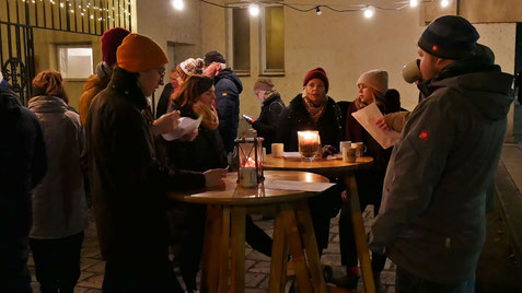 Dritter Advent-Samstag: die zahlreichen Besucher konnten beim Mitsingkonzert Adventlieder mitsingen.