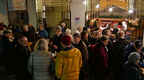 Zweiter Advent-Sonntag: nach dem Konzert des Kärtner Männerchores war die Punschhütte ein zweites Mal geöffnet. Viele Konzertbesucher kamen nach dem Konzert noch zur Punschhütte und es war sehr viel los.