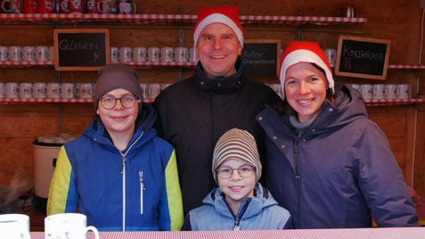 Vierter Advent-Sonntag: Familie Schmaus/Kos als Punschhüttenteam.