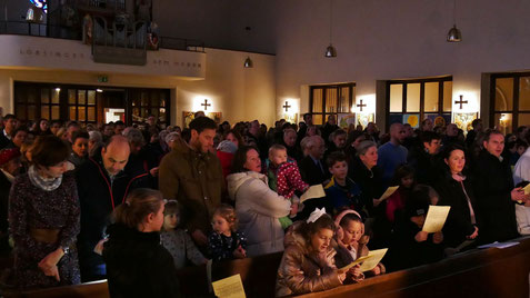 Zur Kindermette um 15:30 kommen Kinder mit Eltern und Großeltern, die Kirche ist meist ganz voll. Foto von der Kindermetter am 24.Dezember 2024.