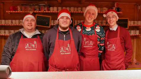 Zweiter Advent-Samstag: das Punschhüttenteam hatte wenig zu tun.