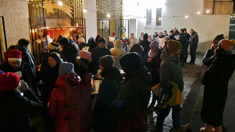 Vierter Advent-Samstag: trotz kaltem Nebelwetter kamen viele Gäste, um den Punsch zu genießen und dem Quo-Vadis Chor zuzuhören.