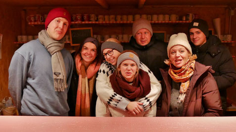 Vierter Advent-Samstag: Familie Mikulka übernimmt den Punschhüttendienst.
