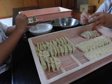 毎月恒例『餃子の日』の餃子づくり