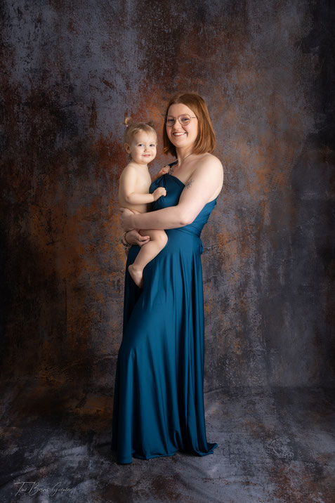 Photographie d'une mère avec son enfant assis à sa hauteur