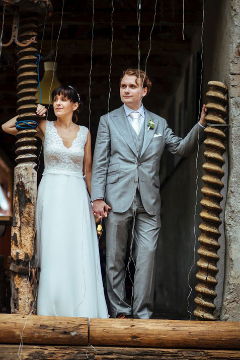 Martina & Michi bei der Agape in der charmanten Stadtflucht Bergmühle (Foto © Freynoi - die Hochzeitsfotografinnen)