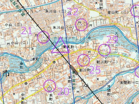 現代の地図。現代地図を見ると河川以外の自然を感じられないが、明治期の地図を見ると、そこには農村と里山の景観が広がっていることが理解できる。ポイントは河岸段丘や谷頭に設定してあるので、地形に頼ればこの地図でも到達可能。