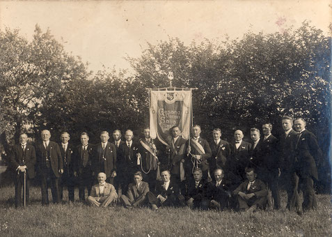 Bild aus den Gründerjahren mit Vereinsfahne