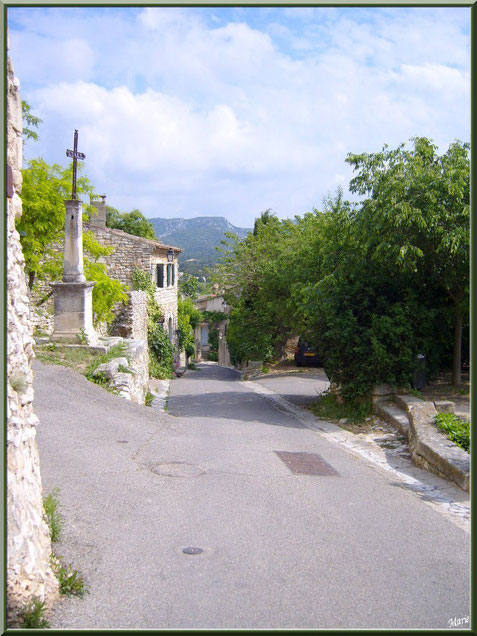 Une ruelle au village d'Eygalières dans les Alpilles, Bouches du Rhône