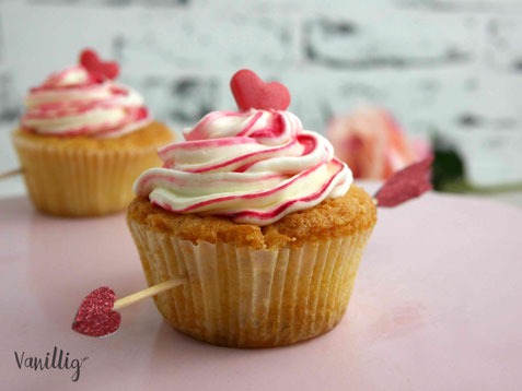 Kokos Cupcakes mit Frischkäse Frosting, Dekoration zum Valentinstag