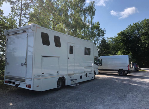 Auf dem Parkplatz beim Egelsee wird im Sommer oft auch campiert (Bild: buebikernews)