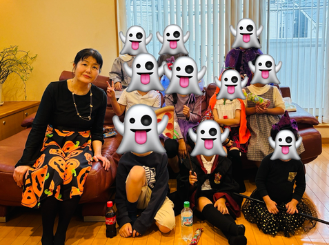 平塚市 永井ピアノ教室の子ども生徒さん対象ハロウィンお楽しみ会2025 午後の部の集合写真。幼児〜小学校2年生の生徒さんと講師が写った写真。