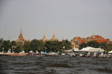 Le Palais Royal vu depuis la rivière