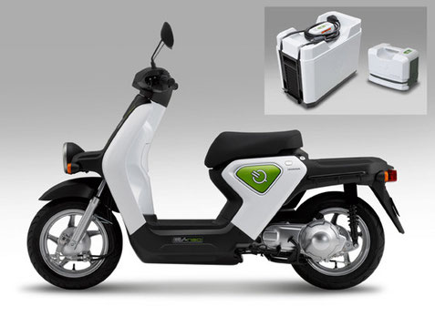 EV-neo、普通充電器(右)、急速充電器(左)