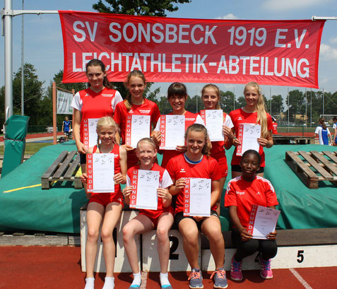 Die weibliche U14-Mannschaft mit Rieke Unland (hinten rechts), Ayisha Mouhamed (vorne rechts) und Ronja van der Heiden (Zweite von rechts vorne) vom LAZ beeindruckte ihre Trainer sehr.