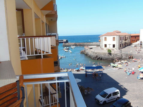 Bild: Blick auf den Hafen von Puerto de la Cruz aus der Ferienwohnung und Link zu weiteren Bildern und Informationen über die Wohnung.