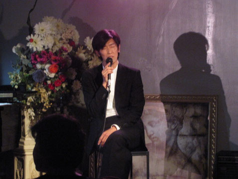 座って歌う唯文さん