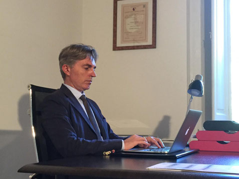 Il dr. Armando Nuzzolo mentre scrive uno dei suoi articoli sul management