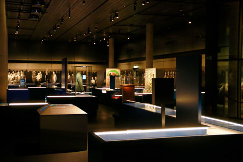 Der Ausstellungssaal mit den verschiendenen Mitmachstationen, Bild: Timo Mäule