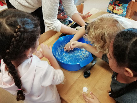 Brötchen backen mit den Kindern der Vorschule