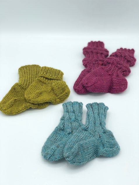 Lilientinte Charity Babysöckchen aus Schachenmayr Regia Premium Merino Yak