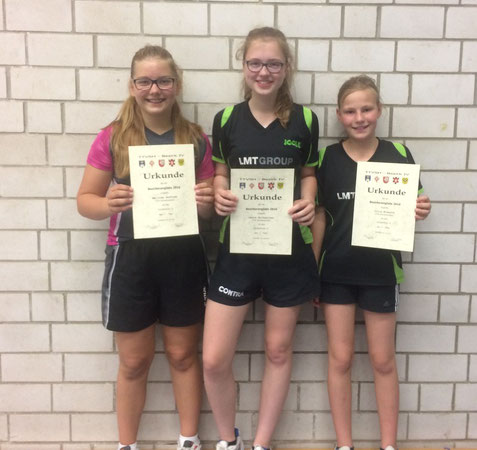 Laura Michaelsen (m.) vom TSV Schwarzenbek bestimmte das Geschehen bei der Bezirksrangliste der U15-Schülerinnen und gewann den Titel vor ihrer zweitplatzierten Teamgefährtin Julia Braasch (r.) und Krummesses Bronzemedaillengewinnerin Melinda Seffzek.