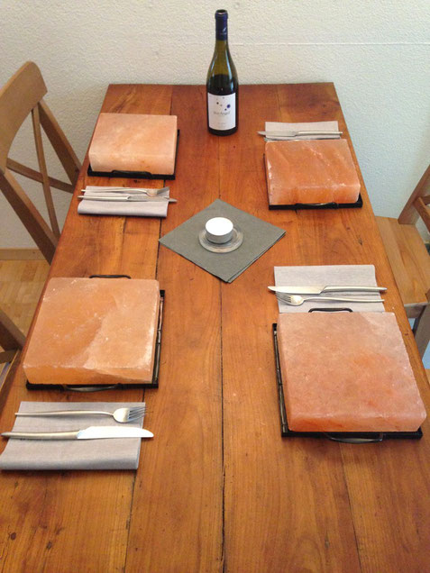 Vier Grillsalzplatten auf Tisch