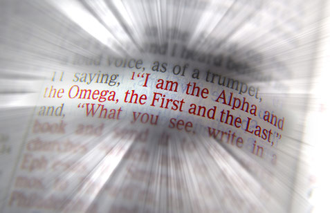 Dieu Tout-Puissant, Jéhovah ou Yahvé est appelé l'alpha et l'oméga, le premier et le dernier, Créateur de A à Z, seul vrai Dieu au début et à la fin.