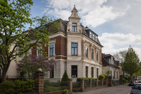 Historisches denkmalgeschütztes Wohnhaus in Nordrhein-Westfalen mit aufwendig gestalteter Fassade, großzügigen Fenstern und hochwertiger Altbauarchitektur. Eine seltene Denkmalschutz-Immobilie mit besonderem Charme und nachhaltigem Wertpotenzial.