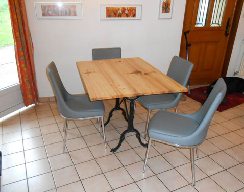 Table en bois plateau en pin, Pied en Fonte GODIN, Longueur 110 cm Largeur 80cm Hauteur 75 cm