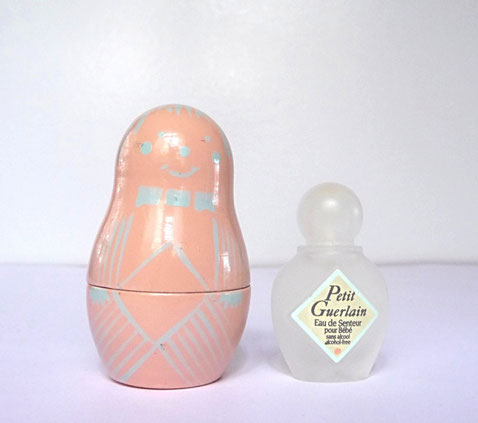 PETIT GUERLAIN - MINIATURE EAU DE SENTEUR POUR BEBE : PRESENTATION DANS BOÎTE BOIS, STYLE "POUPEE RUSSE"