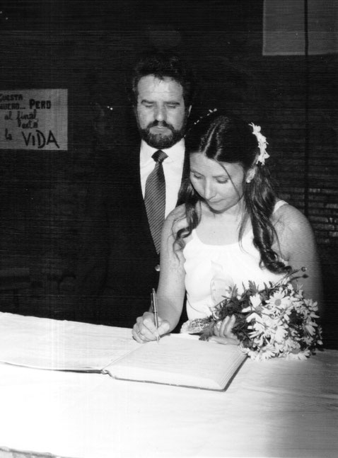  La novia firma. F. P. Privada.