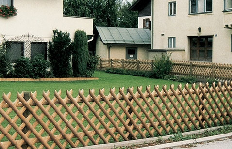 Halbrundhölzer und Holzpfähle als Zubehör für die Zaunmontage 