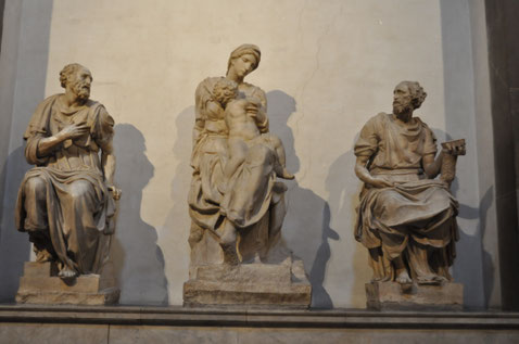 Michel-Ange, tombeau de Laurent et Julien de Médicis 1521, la Vierge entre Côme par Montorsoli et Damien par Montelupo), chapelles médicéennes Florence 
