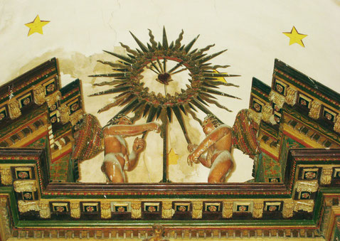 au sommet de l'autel figurent dans une gloire les poignards qui représentent les Sept douleurs de la Vierge, première dévotion des Servites de Marie.