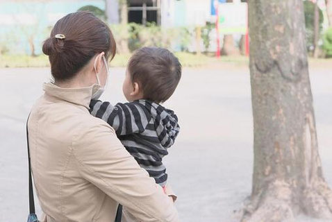 子供を抱っこするママ
