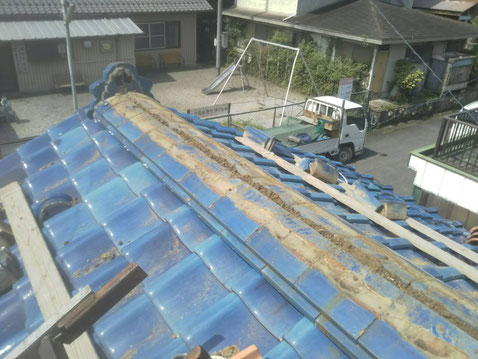 養老町、大垣市、平田町、南濃町、海津町、上石津町、輪之内町で屋根工事中の屋根工事専門店。養老町大跡で屋根工事/既存棟解体、土落し作業中
