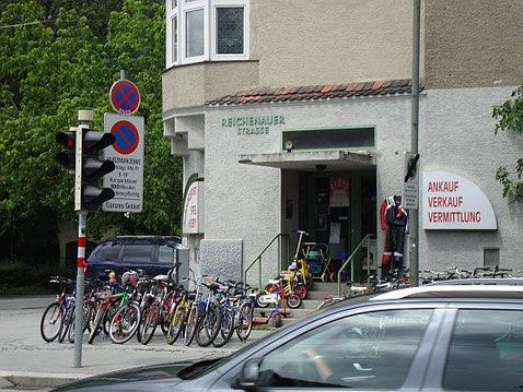 Altwarengeschäft in der Reichenauer Straße, Ecke Pembaurstraße in Innsbruck; wegen Pensionierung 2013 aufgelassen. Digitalphoto; © Johann G. Mairhofer 2012.  Inv.-Nr.  1DSC03551