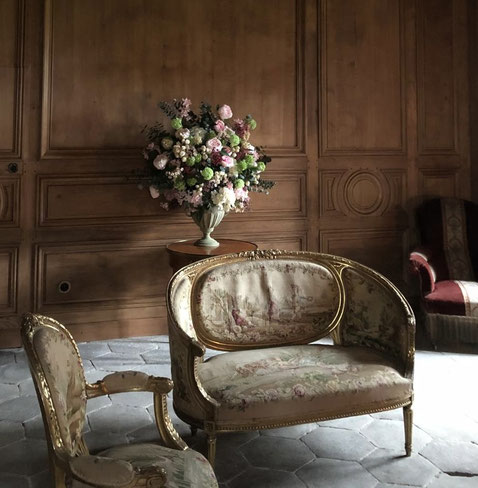 composition-realisee-sur-mesure-en-fleurs-artificielles-haut-de-gamme-pour-le-chateau-de-bonnebaud