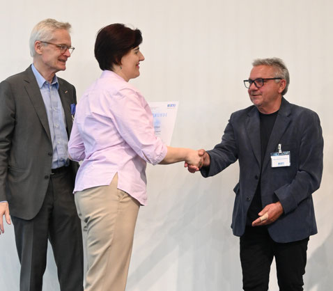 Feierlicher Handschlag zur Anerkennung der Leistung im Projekt