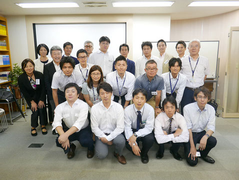 受講生と講師の方々と社長及び役員